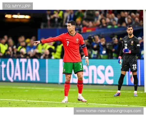 C罗靠速度抢先触球造成险情